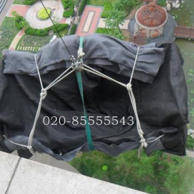 紅山區(qū)吊裝師傅正在吊裝物品上樓