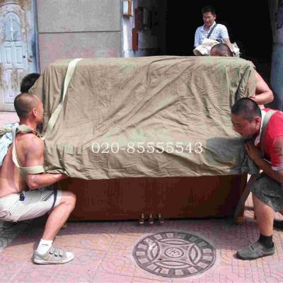 紅山區(qū)幾名師傅正在抬鋼琴上樓